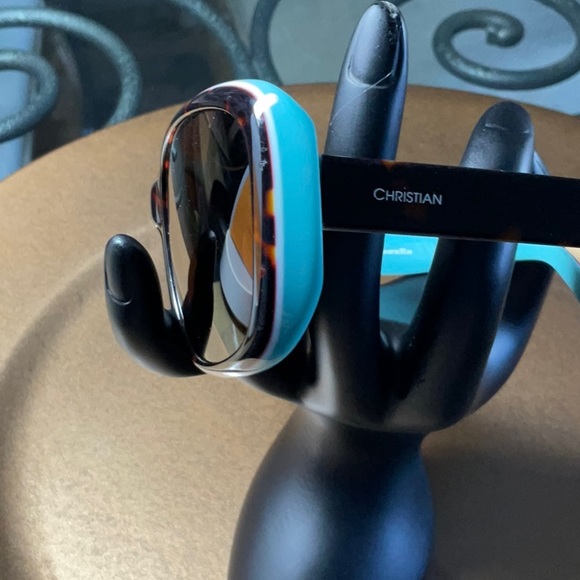 CLASSY SUNGLASSES - Picture 2 of 3